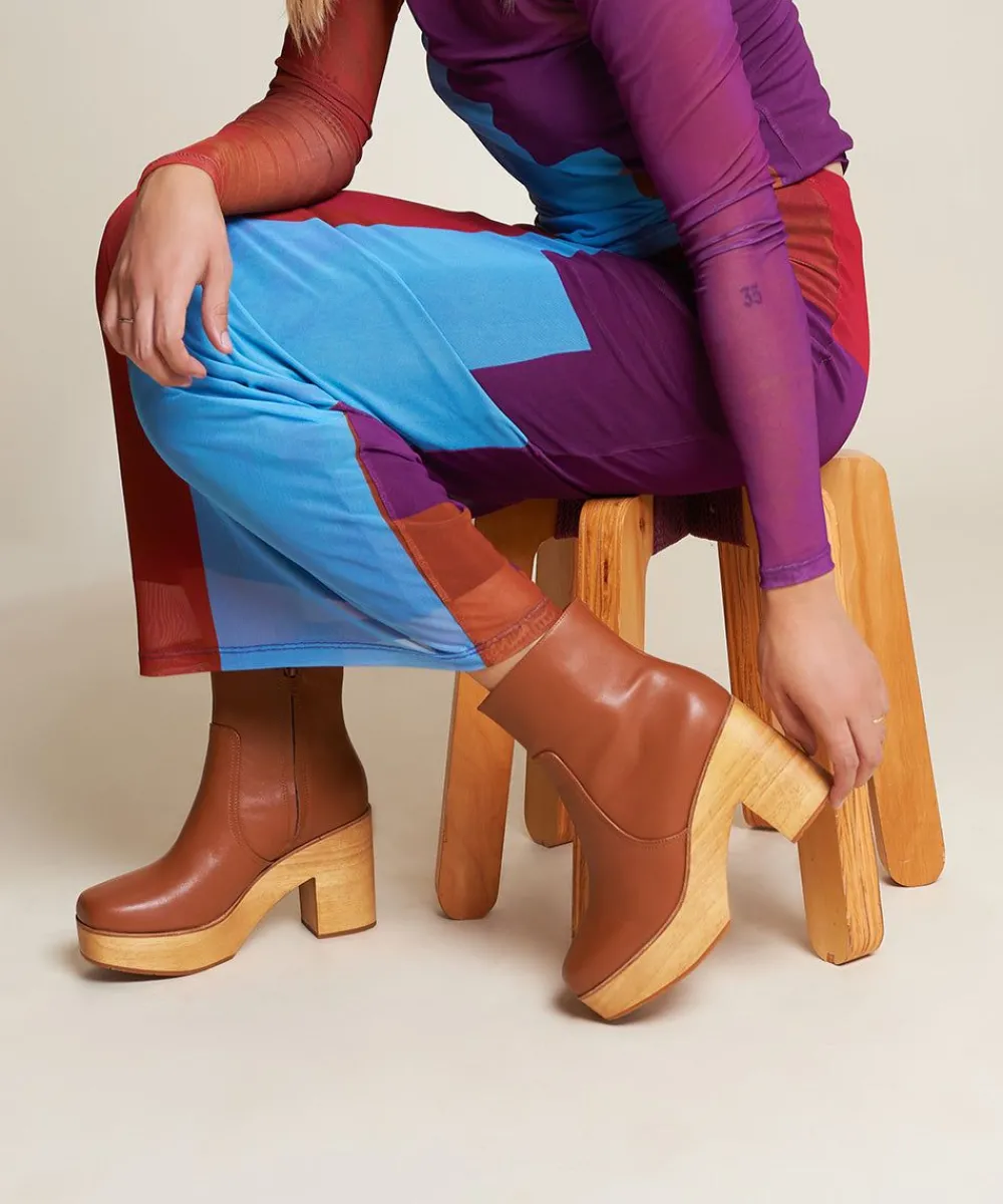 paz_in_luggage_1.webp Women Charlotte Stone Paz In Luggage